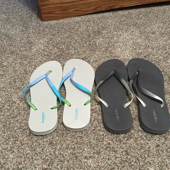 Old Navy Flip flops - Picture 1 of 2
